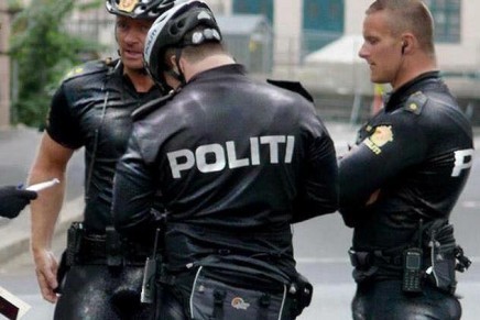 Caut barbati in uniforma doar din Bucuresti.